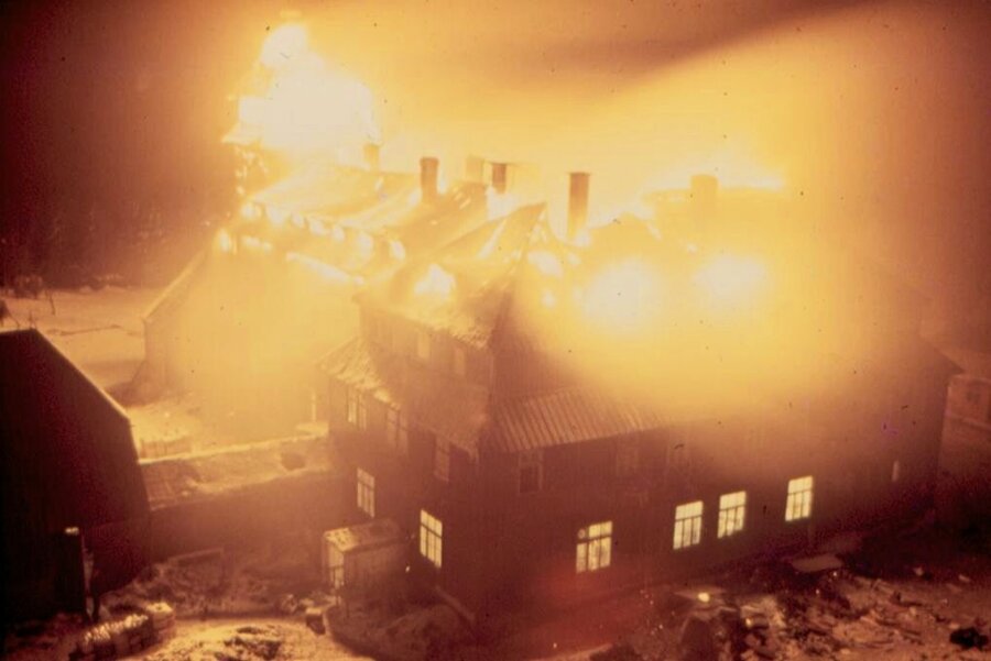 Vor 60 Jahren: Fichtelberghaus geht in Flammen auf - 25. Februar 1963: Das Fichtelberghaus brennt lichterloh. Das Wetter und die unzureichende Wasserversorgung ließen die Einsatzkräfte bei den Löscharbeiten auf verlorenem Posten stehen. 
