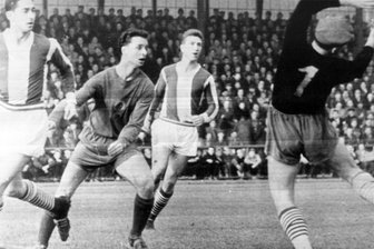 Vor 64 Jahren abgesagte Europapokal-Partie: Erzgebirge Aue holt am Wochenende Spiel gegen Club aus Nordirland nach - Nach dem kampflosen Weiterkommen gegen Glenavon traf die Mannschaft des SC Wismut Karl-Marx-Stadt, hier zu sehen, auf Rapid Wien.