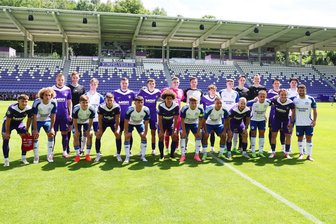 Vor 64 Jahren abgesagte Europapokal-Partie: Erzgebirge Aue schlägt den Glenavon Football Club aus Nordirland deutlich - Ein ganz besonderes Freundschaftsspiel verlangt besondere Bilder: Ein Gemeinschaftsfoto der beiden Clubs vor dem Anpfiff.