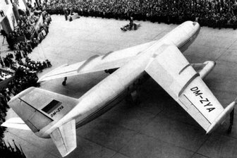 Vor 66 Jahren: Erstes deutsches Düsenverkehrsflugzeug B 152 stürzt bei Dresden ab - Vier Tote - Der feierliche Rollout der B 152 am 30. April 1958 in Dresden-Klotzsche wurde zu einer großen Propagandashow der DDR-Regierung.