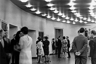 Vor 70 Jahren bekam Chemnitz die Oper zurück - als Schwarzbau - DDR-Präsident Wilhelm Pieck war schon ein paar Tage früher da: Gäste der feierlichen Wiedereröffnung des Chemnitzer Opernhauses am 26./27. Mai 1951.
