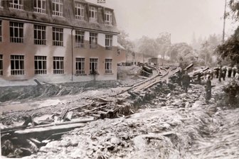 Vor 70 Jahren: Tödliche Flutwelle überrascht Erzgebirger beim Feiern - Am 20. Juli 1955 tobte im Erzgebirge ein Unwetter. Die Flutwelle zog eine Schneise der Verwüstung durch Jöhstadt.