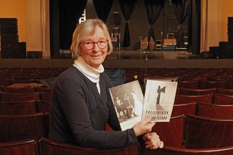 Vor 75 Jahren in Crimmitschau: Warum Eva Würker seit ihrer Geburt eng mit dem Theater verbunden ist - Die Crimmitschauerin Eva Würker ist leidenschaftliche Theatergängerin und hat zwei historische Programmhefte ausfindig gemacht.