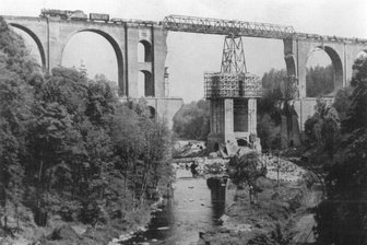 Vor 80 Jahren: Züge fahren wieder über im Krieg zerstörte Elstertalbrücke im Vogtland – schwerer Unfall überschattete Wiederaufbau - Die Elstertalbrücke nach dem Zweiten Weltkrieg. Über eine Notbrücke konnte sie ab 1946 wieder eingleisig befahren werden.