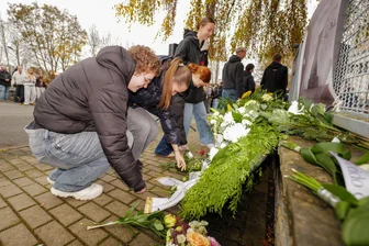Vor 87 Jahren zerstörten die Nazis die Plauener Synagoge - Stadtgesellschaft erinnerte jetzt an die Reichspogromnacht - Plauener Schüler legten an der ehemaligen Synagoge zur Erinnerung an die Pogromnacht vor 87 Jahren Blumen nieder.