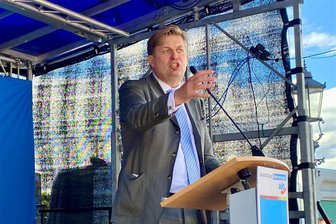 Vor AfD-Kundgebung mit Maximilian Krah in Zwickau: „Ein Auftrittsverbot hat es nie gegeben“ - Der Europapolitiker Maximilian Krah beim sächsischen Wahlkampfauftakt der AfD auf dem Schloßplatz in Dresden.