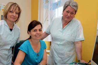 Vor allem junge Ärzte fehlen im Vogtland - Die Treuener Kinderarztpraxis wird vom Medizinischen Versorgungszentrum des Klinikums Obergöltzsch weitergeführt. Am Montag hielt Fachärztin Nicole Kober (Mitte) zusammen mit den Krankenschwestern Kerstin und Silvia (r.) die erste Sprechstunde ab.