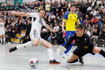 Vor ausverkaufter Tribüne: Syrau und der VFC Plauen springen beim Hallenpokal der „Freien Presse“ in die Endrunde - Cupverteidiger SC Syrau (Tobias John, links) hat die Zwischenrundengruppe C für sich entschieden. Für den Reichenbacher FC mit Yannik Diegel (h.) und Fritz Böttcher kam das Aus.