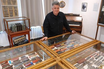 Vor dem Abendkonzert in Bad Elster noch auf Spurensuche im Musikwinkel - Der Musiker Sören Birke in der Mundharmonikasammlung des Harmonikamuseums Zwota.