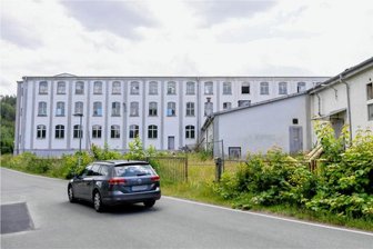 Vor dem Abriss muss Asbest raus: Nabento-Brache Falkenstein verschwindet - Der Abriss des ehemaligen Nabento-Vliesstoffwerkes an der Hammerbrücker Straße in Falkenstein hat begonnen.