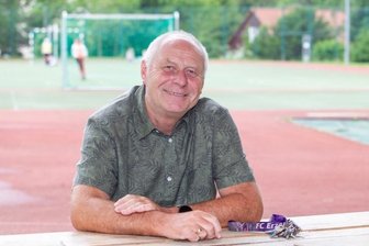 Vor dem Abschied: Ehrung für den "Klassen-Vati" - Die Gemeinde Pöhl hat Stefan Meinel mit dem Bürgerpreis 2021 geehrt. Seine Dienstzeit als Lehrer und stellvertretender Leiter der Grundschule im Pöhler Ortsteil Jocketa geht am 1. August zu Ende.