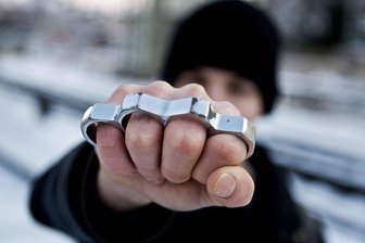 Vor dem Amtsgericht Hohenstein-Ernstthal: Ein Schlagring, drei Geschichten - Einen solchen Schlagring hatte der Angeklagte in der Schublade in seinem Imbiss aufbewahrt, die verbotene Waffe wurde zufällig entdeckt.