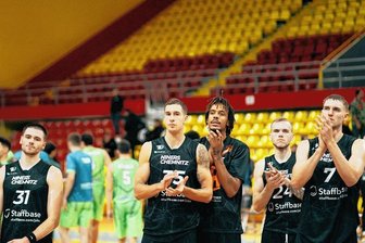 Vor dem Bundesligastart der Niners: Mit den Fans gegen den Frust - Enttäuschung pur bei Matt Mooney, Marko Filipovity, Kevin Yebo, Arnas Velicka und Jonas Richter (von links) nach dem Aus in der Champions-League-Qualifikation. Ab der kommenden Woche startet für die Niners Chemnitz die neue Saison in der Basketball-Bundesliga. Dann soll es vor vollem Haus wieder etwas zu feiern geben.