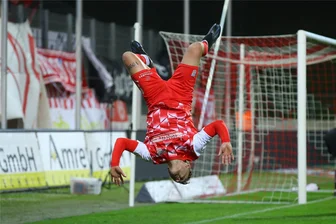Vor dem Derby FSV Zwickau kontra VFC Plauen: Lucas Will stürmt gegen seine Kumpels - würde er mit einem Salto jubeln? - So feierte Lucas Will im Vorjahr beim 2:2 gegen Greifswald sein Tor im Trikot des FSV Zwickau.