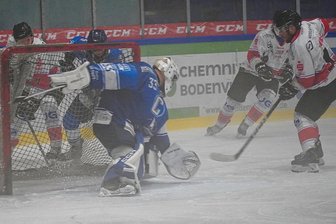 Vor dem Duell zwischen den Chemnitz-Crashers und Schönheider Wölfen: Mit klarer Sicht ins Doppelderby? - Crashers-Goalie Kevin Kopp (Foto) tat sich schwer, im Nebel beim ersten Spiel gegen Schönheide im Oktober den Durchblick zu behalten. Trotzdem konnte er mit seinen Paraden den Sieg sichern.