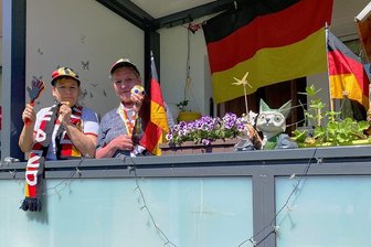 Vor dem ersten EM-Spiel Deutschlands: In Reichenbach halten zwei Frauen die Fahnen hoch - Der Balkon von Marina Wegel (rechts) lässt es vermuten. Wenn die deutsche Elf spielt, wird vor dem Fernseher mit Pauken und Trompeten mitgefiebert. Das ist bei Nachbarin Kerstin Zscherneck nicht anders. 