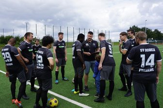Vor dem ersten Fußball-Punktspiel der Vereinsgeschichte: „Wir hatten Tränen in den Augen“ - Borea-Trainer Tobias Stäps (M.) probierte in der Vorbereitung verschiedene taktische Formationen aus, um flexibler im bevorstehenden Ligabetrieb zu sein.