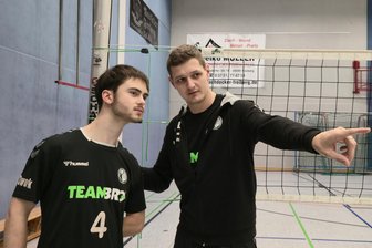 Vor dem ersten Heimauftritt: Wie sich ein Youngster in den Stammsechser der Freiberger Volleyballer gespielt hat - Lenny Babatz (l.) und 1. VVF-Kapitän Kai Staudacher-Lammel.