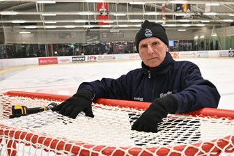 Vor dem ersten Showdown in Berlin: Was die Fans den Eishockey-Wölfen aus dem Erzgebirge zutrauen - Lauf-Urgestein Winfried Wehner aus Schönheide hilft an Heimspieltagen bei den Wölfen mit.