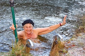 Vor dem Fest noch ein Bad im Elferteich - Siegrun Vogel aus Fraureuth bei ihrem Bad im Elferteich mitten im Werdauer Wald.
