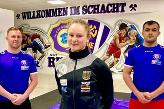 Vor dem großen Auftritt fließt noch viel Schweiß - Ringerin Gerda Barth vertritt den FCE Aue Ende Juni bei der Europameisterschaft in Dortmund. Auf das Turnier bereitet sie sich mit Chefcoach Björn Schöniger (l.) und Freistil-Experte Vahid Samarbakhsa vor.
