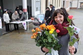Vor dem internationalen Frauentag: Passantinnen in Glauchau erhalten Fair-Trade-Rosen - Julia Stein verteilte am Samstag auf dem Glauchauer Markt Rosen an Passantinnen. 