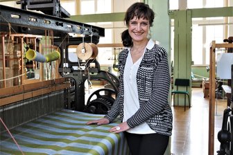 Vor dem Kulturhauptstadtjahr 2025: Wie ist die Lage in der Historischen Schauweberei Braunsdorf? - Cornelia Hilsberg ist die Leiterin des Museums in der alten Möbelstoffweberei am Inselsteig.