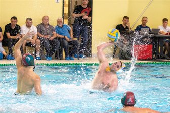 Vor dem letzten Heimspiel: Bekommt der SVV Plauen seine Relegation gegen Hannover? - Plauens Stepan Rezek (am Ball) will mit seinem SVV in die Relegation gegen Hannover. Dafür muss am Samstag Esslingen geschlagen werden.