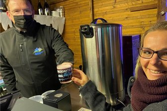 Vor dem Lockdown klirren in Freiberg die Gläser - Freibergs OB Sven Krüger schenkt Jennifer Natzke Gratis-Glühwein aus. Die 35-Jährige war mit ihrer Familie Shoppen, beispielsweise bei Ernstings Family und Lederwaren May. Ihre Schwiegermutter Kathrin Kampfrath (52) sagte: "Das ist wenigstens ein kleiner Ersatz für den ausgefallenen Weihnachtsmarkt. Ich finde es traurig, dass der Markt nicht stattfindet."