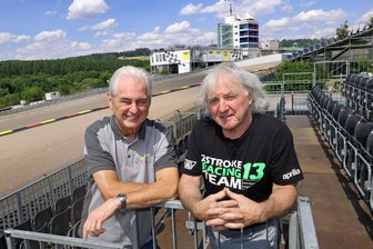 Vor dem MotoGP auf dem Sachsenring: Zwei Lokalmatadoren erinnern sich an das Aus der alten Strecke vor 35 Jahren - Uwe Wächtler (links) und Tobias Unger haben viele gute Erinnerungen an die alte Sachsenring-Strecke. Hier stehen sie an der Stelle, wo früher die große Start-Ziel-Tribüne stand.