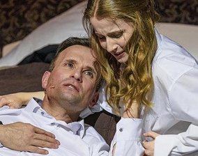 Vor dem Musical-Auftritt: Klingenthaler Nico Müller und Kollegen relaxen in Sole-Therme - Nico Müller als Daniel Daréus mit Schauspielpartnerin Ewa Wolfenstädter in der Rolle der Lena. Der schwedische Erfolgsfilm "Wie im Himmel" von 2015 wurde ab 2018 zum Musicalstoff. Die MusicalFactory bringt das Stück als deutsche Erstaufführung.