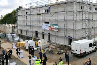 Vor dem Projekt Talsperre Lichtenberg: 12-Millionen-Euro-Neubau wächst in Freiberg in die Höhe - Am Freiberger Wasserwerk ist am Donnerstag Richtfest für einen Erweiterungsbau gefeiert worden.