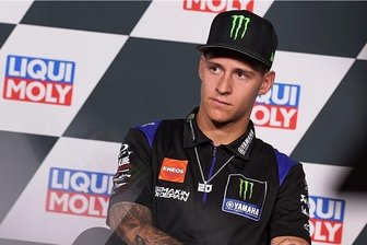 Vor dem Sachsenring-Grand-Prix: Wer beerbt Marc Marquez? - Schaut noch etwas skeptisch drein: Der WM-Führende und amtierende Weltmeister Fabio Quartararo auf der offiziellen Pressekonferenz für den Deutschland-Grand-Prix am Sachsenring. 