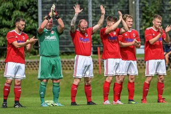 Vor dem Start der Fußball-Landesklasse: Vorfreude auf knüppelharte Saison - Bereit für das Unternehmen Klassenerhalt: Das Team des SV Fortuna Langenau peilt in der Saison 2023/24 mindestens Platz 10 in der Landesklasse Mitte an. Aufgrund der Strukturreform im Sächsischen Fußballverband gibt es diesmal sechs Absteiger. Im Pokal gegen Budissa Bautzen hatten die Langenauer unterstrichen, dass sie gerüstet sind. 