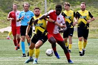 Vor dem Start in die Regionalliga: VFC Plauen besteht Härtetest in Tschechien - Sommerzugang Kevin Werner (links) versucht sich hier in Karlsbad durchzusetzen.