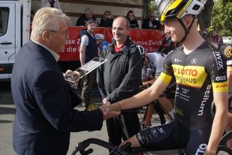Vor dem Startschuss schon geehrt - Präsident Roland Spangenberg (links) vom ESV Lok Zwickau überreichte am Samstag Pierre-Pascal Keup (rechts) den Sportpreis des Bundesverbandes der Eisenbahnersportvereine. 