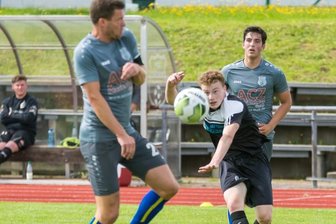 Vor dem Tor nicht effektiv genug - In dieser Szene versucht der Marienberger Stefan Hauser, einen Schuss von BSV-Kicker Tommy Barthold zu blocken. Der Gelenauer traf dennoch für Gelenau zum zwischenzeitlichen 1:1-Ausgleich. 
