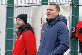 Vor dem Westsachsen-Derby: "Alle brennen auf das Spiel" - Fußballtrainer Sven Schmidt (rechts) steht beim Meeraner SV an der Seitenlinie. Von 2015 bis 2019 betreute er den kommenden Gegner Oberlungwitzer SV.