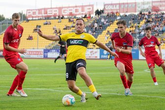 Vor dem Westsachsen-Derby: VFC Plauen „muss 11 Verteidiger auf dem Platz haben“ - Mit einem Einsatz von Lucas Will (am Ball) sollte es am Dienstag klappen. Vergangene Saison ging er für Zwickau auf Torejagd.