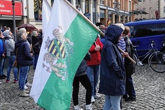 Vor Demo in Zwickau: AfD und Freie Sachsen bald ganz dicke Freunde? - Anhänger der "Freien Sachsen" in Zwickau.