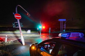 Vor den Augen der Polizei: Schwerlasttransporter verpasst Ampel an A 4-Ausfahrt einen Knick - Nach dem Kontakt mit dem Schwerlasttransport stand die Ampel schief. Aber sie funktionierte noch.