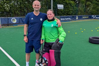 Vor den Augen des Bundestrainers: Freiberger Hockey-Torhüterin zeigt ihr Talent - Rosa Kriegel (r.) trainierte kürzlich in Berlin mit Bundestorwarttrainer Jimi Lewis.
