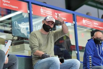 Erstmals seit seiner schweren Corona-Erkrankung konnte EHV-Coach Stephan Swat wieder bei einem Spiel dabei sein.