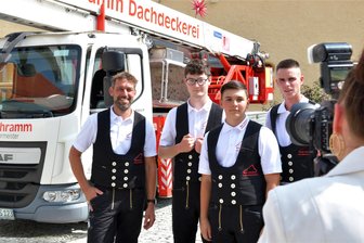 Vor der Ausbildungsmesse: Freiberger Dachdeckermeister lädt zum Fototermin - Dachdeckermeister Maik Schramm (v. l.) mit den Azubis Finley Plattner, Lenny Krumbiegel und David Mühl.