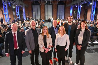 Vor der Bundestagswahl: Fünf Erkenntnisse von der „Freie Presse“-Wahldebatte in Chemnitz - Sie stellten sich beim Wahlforum der „Freien Presse“ den Fragen des Moderatoren-Duos und der Zuhörer (von links nach rechts): Christian Schweiger (BSW), Nico Köhler (AfD), Norma Grube (FDP), Detlef Müller (SPD), Christin Furtenbacher (Grüne), Marten Henning (Linke) und Nora Seitz (CDU).