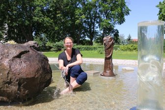 Vor der Drachenhöhle sprudelt jetzt ein Drachenbrunnen - Manuela Schindler zeigt, wie erfrischend der neu gestaltete Brunnen neben der Drachenhöhle sein kann. Die offizielle Einweihung des neugestalteten Höhlenparks ist für Donnerstag kommender Woche geplant.