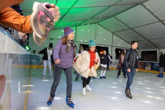 Vor der Eröffnung am Montag: Eintrittspreise, Öffnungszeiten, Parken – alle wichtigen Infos zur neuen Plauener Eisbahn - Am Montagabend wird auf dem Topfmarkt die neue Eislaufsaison eröffnet. Das Foto entstand im Vorjahr.