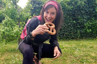 Vor der Familienwanderung der „Freien Presse“ am Himmelfahrts-Tag in Plauen: Weltmeisterin Christin Ziehr verrät ihre besten Tipps für Hobbywanderer - Darf bei Ultrawanderin Christin Ziehr niemals fehlen: Laugengebäck.