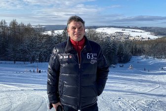 Vor der Jahnkampfbahn-Abstimmung in Augustusburg: Welchen Namen der Bürgermeister favorisiert - Der Augustusburger Bürgermeister Jens Schmidt am Skihang „Rosts Wiesen“ mit dem Blick nach Erdmannsdorf, wo er wohnt.