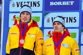 Vor der Junioren-WM in Altenberg: Diese Rennrodler tragen die deutschen Hoffnungen auf Podestplätze - Silas Sartor (links) aus Altenberg und der Zwickauer Liron Raimer gehen als Titelverteidiger im Doppelsitzer in die Junioren-WM der Rennrodler am Wochenende in Altenberg.
